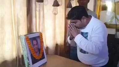 महुआ: महुआ नगर परिषद के गौतम भवन में फिल्म अभिनेता धर्मेंद्र को मंगलवार को श्रद्धा सुमन अर्पित किया गया