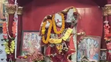 महुआ: पुरानी बाजार के महावीर मंदिर में मंगलवार शाम सामूहिक हनुमान चालीसा पाठ का आयोजन