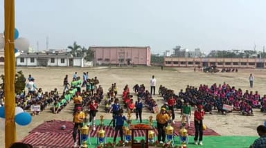 खेल से संबंधित प्रेरक गीतों एवं झिझियां नृत्य की प्रस्तुति तथा प्रतिभागियों के मार्च पास्ट के साथ कार्यक्रम का हुआ शानदा...