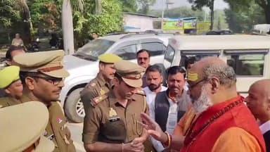 PM आवास पर जा रहे महामंडलेश्वर यति नरसिंहानंद गिरी को गाजियाबाद पुलिस ने डासना देवी मंदिर में रोका !! यति ने कहा– "स्वतं...