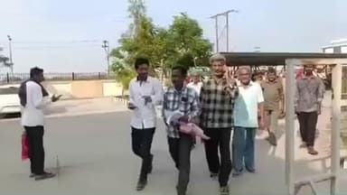 રાધનપુર: ભોજકવાસમાં ચાલતી સસ્તા અનાજની દુકાન પરા વિસ્તારમાં મર્જ કરવામાં આવતા મામલતદારને આવેદનપત્ર