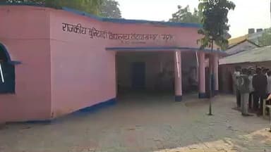 टेटिया बम्बर: प्रधानाध्यापक छात्रा से करते थे अश्लील हरकत, छात्राओं के विरोध पर पुलिस ने किया गिरफ्तार