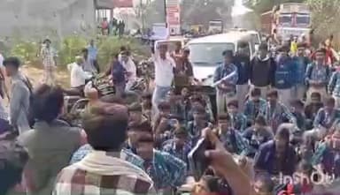 निवास: निवास में संदीपनी मॉडल विद्यालय के बच्चों ने प्राचार्य को हटाने की मांग करते हुए निवास-मंडला मार्ग पर किया चक्काजाम