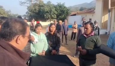 हज़ारीबाग: गौशाला परिसर में हजारीबाग यूथ विंग ने गौ सेवकों के बीच कंबल वितरित किए