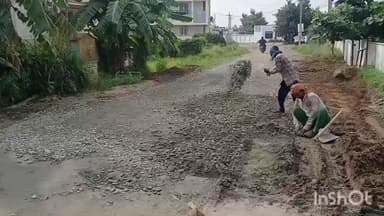 அன்னூர்: அம்மன் நகர் பகுதியில் மழைநீர் வடிகால் ஏற்படுத்தாமல் சாலை அமைப்பதாக குற்றம் சாட்டி பொதுமக்கள் பணிகளை நிறுத்தியதால் பரபரப்பு