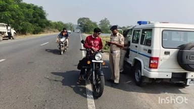 લુણાવાડા: જિલ્લા ટ્રાફિક પોલીસ દ્વારા મોડીફાઇ સાઇલેન્સર વાળી બાઇક ચાલકો સામે કાર્યવાહી કરવામાં આવી