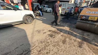 मंदिर रोड रेलवे चौक पर कर रहे PWD के कर्मचारी रोड को ठीक। देर से सही लेकिन दुरस्त - #jogindernagar_mandi_himachal #faceb...