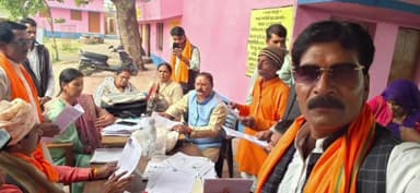 नरसिंहगढ़: कुरावर में मतदाता सूची पुनरीक्षण को लेकर काम तेज़, भाजपा कार्यकर्ता घर-घर जाकर भरवा रहे फार्म