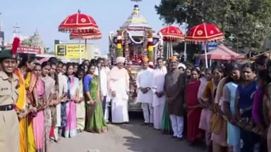 ಸಿಂದಗಿ: ಪಟ್ಟಣದಲ್ಲಿ ವೀರಭದ್ರೇಶ್ವರ ಜಾತ್ರೆಯ ತೇರು ಎಳೆಯುವ ಕಾರ್ಯಕ್ರಮಕ್ಕೆ ಚಾಲನೆ ನೀಡಿದ ಶಾಸಕ ಅಶೋಕ ಮನಗೂಳಿ