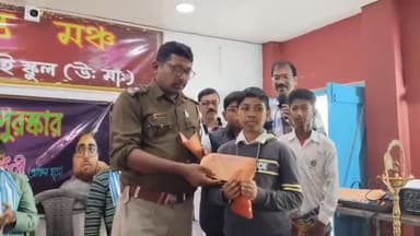 হিঙ্গলগঞ্জ: বসিরহাটের বিশিষ্ট ব্যক্তিবর্গদের উদ্যোগে হিঙ্গলগঞ্জ হাই স্কুলের কৃতি ছাত্র-ছাত্রীদের দেওয়া হলো বিশেষ সংবর্ধনা