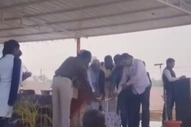 हलसी: तरहारी गांव के उत्क्रमित माध्यमिक विद्यालय में मैट्रिक और इंटर परीक्षा उत्तीर्ण छात्र हुए सम्मानित