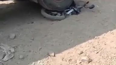 गंगाखेड: खोकलेवाडी परिसरात टिप्परच्या धडकेत दोघे जखमी, दुचाकी थेट चाकाखाली