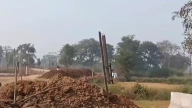 गुरूर: 10 दिन से टूटा बिजली पोल नहीं बदला, विभाग की लापरवाही से अरकार के किसान परेशान, सिंचाई ठप, बड़ा हादसे का इंतजार