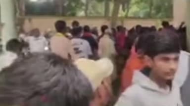 दरौली: दरौली प्रखंड मुख्यालय के ई किसान भवन में गेहूं का बीज लेने के लिए उमड़ी किसानों की भीड़