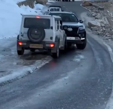 स्पीति: ग्राम्फू कोकसर के बीच ब्लैक आइस के चलते दो वाहनों की आपस में टक्कर, बड़ा हादसा टला