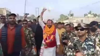 छातापुर: छातापुर के विधायक नीरज कुमार सिंह बबलू ने पीएम मोदी की तरह लहराया गमछा, विधानसभा चुनाव जीतने के बाद पहुंचे विधानसभा