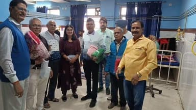 डूंगला: राजकीय चिकित्सालय के शिशु बाल रोग वार्ड में लायंस क्लब ने गर्म जैकेट, फल और बिस्किट वितरित किए