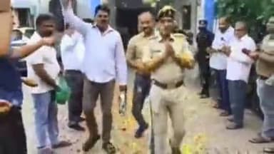 મહુવા: ગૌવંશ હત્યાના આરોપી ને પકડવા બદલ ગૌરક્ષકો એ મહુવા પી.આઈ.અને પી.એસ.આઈ નું માન ભેર કર્યું સન્માન.