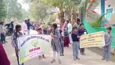 खाचरौद: उचाहेड़ा में 'सांसे हो रही है कम, आओ पेड़ लगाए हम' के तहत स्कूली बच्चों ने निकाली पौधारोपण रैली