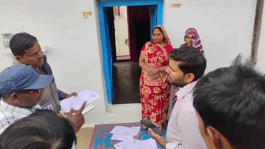 घुवारा: घुवारा तहसीलदार ने कई मतदान केंद्रों का निरीक्षण किया, BLO को आवश्यक निर्देश दिए