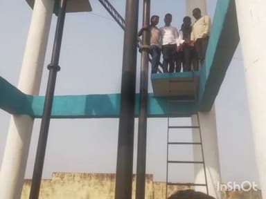 चिमूर: पाण्यासाठी टाकीवर चढून उपसरपंचांचे शोले स्टाईल आंदोलन शंकरपूर गावात