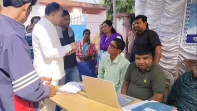 আউশগ্রাম ২: অভিষেক বন্দ্যোপাধ্যায়ের নির্দেশে প্রত্যেকটি অঞ্চলে বাংলার ভোট রক্ষা শিবির ঘুরলেন আউশগ্রাম-২ ব্লক তৃণমূলের সভাপতি