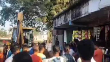 হলদিবাড়ি: হলদিবাড়িতে শুরু হলো রেলের উচ্ছেদ অভিযান, স্টেশন প্রবেশের মুখে ভাঙ্গা হলো একাধিক দোকানঘর