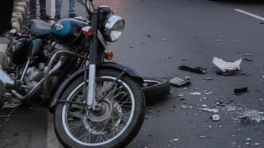 घरघोड़ा: तेज रफ़्तार ट्रेलर की टक्कर से पिता-पुत्र घायल, तीन दिन बाद की गई रिपोर्ट दर्ज