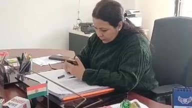 कुंडम: बघराजी में घर के सामने अवैध शराब बेचता आरोपी गिरफ्तार, 8 लीटर शराब जब्त