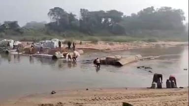 ডেবরা: টাবাগেড়িয়াতে কাঁসাই নদীর ভেতরে অস্থায়ী রাস্তা তৈরীর কাজ শুরু করলো ডেবরা ব্লক প্রশাসন