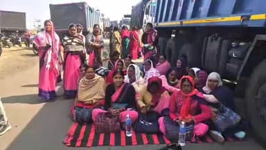 सिमरिया: ब्लॉक के पास कोल वाहन से आंगनबाड़ी सेविका की मौत, मुआवजे की मांग को लेकर घटनास्थल पर धरना