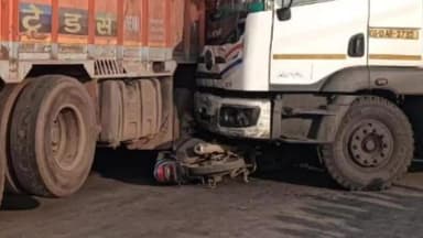 खरसिया: NH-49 पर भीषण सड़क हादसा, ट्रेलर-डाला बॉडी की जोरदार टक्कर, बाइक सवार बाल-बाल बचा