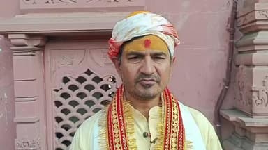 अयोध्या राम मंदिर के शिखर पर ध्वज विराजमान होने पर बांटी मिठाई
भगवान श्री कृष्ण का मंदिर भी आजाद होगा -दिनेश फलाहारी