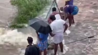 ஸ்ரீவைகுண்டம்: மருதூர் அணையில் ஆபத்தை உணராமல் மீன் பிடித்த இளைஞர்கள்