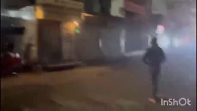 शाहजहांपुर: देर रात अवैध शराब बिक्री का वीडियो सोशल मीडिया पर हुआ वायरल, बंद शटर के नीचे चल रहा खेल