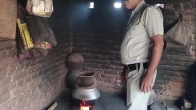 মহম্মদবাজার: চোলাই মদ সহ মদ তৈরি করার সামগ্রী নষ্ট করল মহম্মদ বাজার থানা পুলিশের পক্ষ থেকে মহম্মদ বাজার থানা এলাকায়