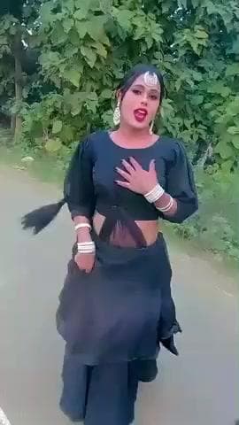 त्रिवेणीगंज: सुपौल की कलाकार जूली बाबू ने खेत-खलिहान में दी गायन और नृत्य की प्रस्तुति, वीडियो हुआ वायरल