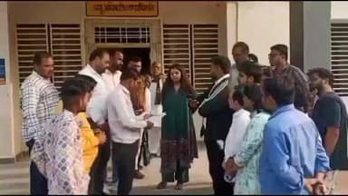 खिरकिया: खिरकिया में आईएएस संतोष वर्मा का पुतला दहन, ब्राह्मण समाज पर टिप्पणी के विरोध में एसडीएम से कार्रवाई की मांग