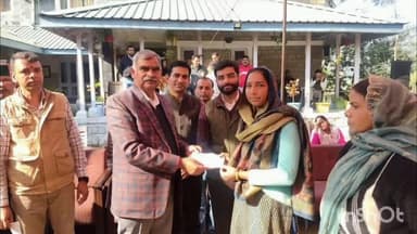 खुंडियां: विधायक संजय रत्न ने ज्वालामुखी में जरूरतमंदों को चेक वितरित किए