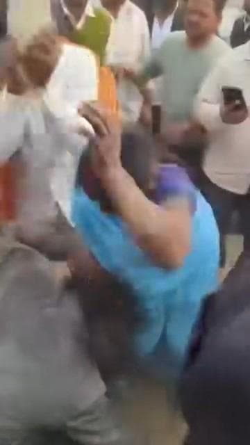 👉लव_जेहाद का आरोप #युवती की #मां ने युवक को #चप्पलों से पीटा
👉मोबाइल में मिला #आपत्तिजनक #वीडियो, युवती के परिजन हुए आग...