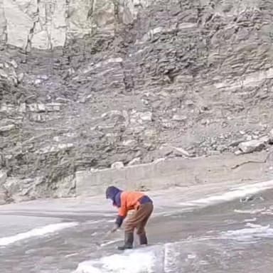 हंगरंग: मलिंग नाला के समीप जमी हुई सड़क को दोर्जे नेगी ने स्वयं ठीक किया, वाहनों की आवाजाही जारी