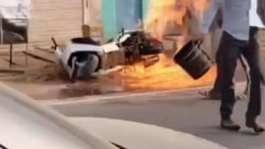 ख़ैलार में स्कूटी में शॉर्ट सर्किट से लगी आगः स्थानीय लोगों ने सूझबूझ से आग पर काबू पाया, बड़ा हादसा टला
#झांसी #scooty
Rashid Pathan