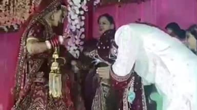 तरारी: प्यार, सम्मान और संस्कार—जयमाला में दूल्हे का दुल्हन के पैर छूना बना हृदय छू लेने वाला पल, वीडियो हुआ वायरल