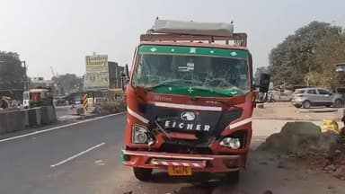 तिलहर: नेशनल हाईवे पर पूर्वी तिराहे के बस चालक द्वारा अचानक ब्रेक लगाने पर पीछे से डीसीएम टकराई, डीसीएम हुई क्षतिग्रस्त