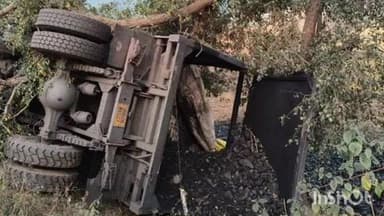 बालूमाथ: नावाडीह मोड़ के पास कोयला लदा हाईवा पलटा, चालक घायल