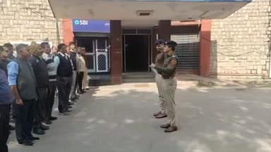 दौसा पुलिस द्वारा संविधान दिवस पर शपथ ग्रहण
संविधान दिवस–2025 के अवसर पर दौसा पुलिस के सभी कार्यालयों, थानों में संविधान की प्रस्तावना का सामूहिक वाचन कर शपथ ली गई।
संविधान के प्रति निष्ठा, कर्तव्यों का पालन, नागरिक अधिकारों की रक्षा औ