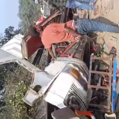 कोडरमा घाटी में लोहा एंगल लदा वाहन पलटा क्षतिग्रस्त ____ #news