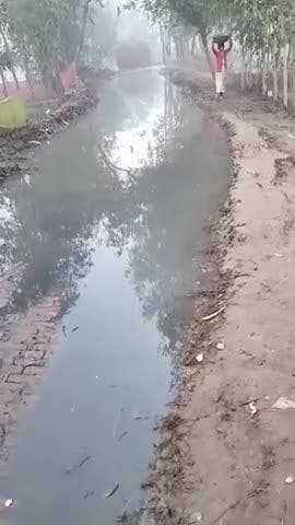 अजमतगंज गांव के रोड की दुर्दशा