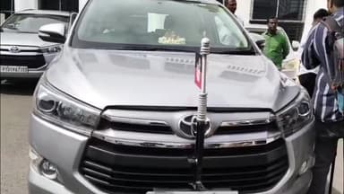 புரசைவாக்கம்: சென்னை தலைமை செயலகத்தில் அதிமுகவிலிருந்து நீக்கப்பட்ட எம்எல்ஏ செங்கோட்டையன் ராஜினாமா கடிதத்தை சபாநாயகர் இடம் வழங்கினார்.