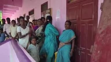 பண்ருட்டி: பண்ருட்டியில் ஆதார் சேவை மையம் திறக்கப்படாமல் பூட்டியே இருந்ததால் பொதுமக்கள் அவதி